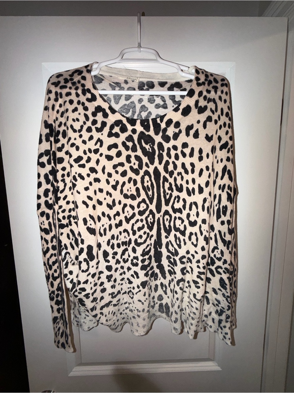 Women’s Ellison Leopard Print Long Sleeve Top in Beige and Black size M. EUC
